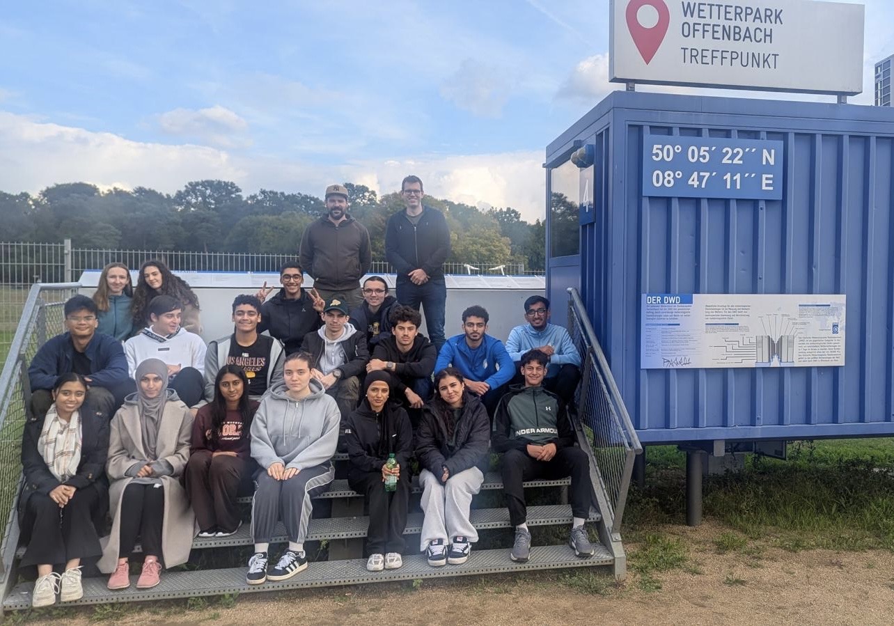 Gruppenfoto beim Besuch des Deutschen Wetterdienstes (DWD)