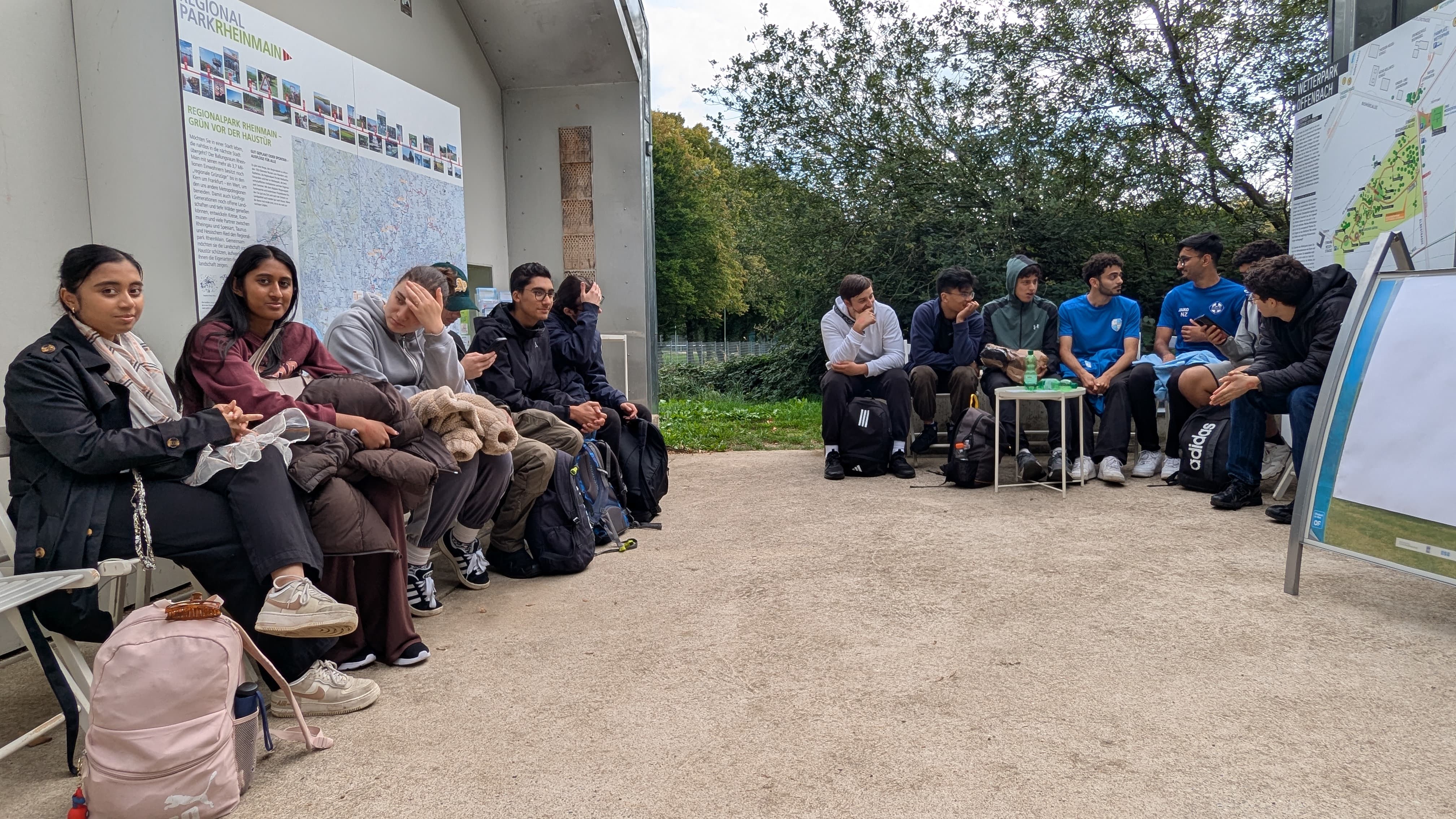 Mathe-Leistungskurs 12A hört im Wetterpark Offenbach einem Vortrag zu